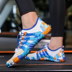Dettaglio scarpe da scoglio ad asciugatura rapida con motivo mimetico da spiaggia