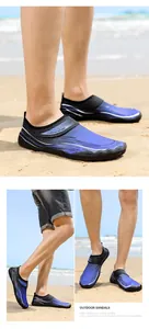 Viste multiple di scarpe da scoglio blu da uomo su una spiaggia sabbiosa all'aperto