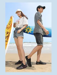 Scarpe da scoglio unisex ad asciugatura rapida indossate da modelli sulla spiaggia