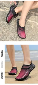 Dettaglio scarpe da scoglio bordeaux traspiranti con suole antiscivolo per spiaggia e attività outdoor