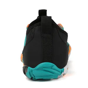 Vista posteriore dettagliata di scarpe da scoglio ad asciugatura rapida con tacco teal