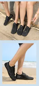 Vista laterale dettagliata delle scarpe da acqua a piedi nudi nere ad asciugatura rapida