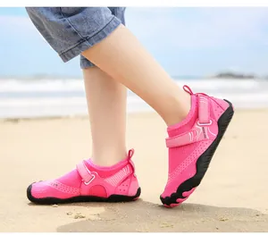 Scarpe acquatiche rosa vibrante per bambini per nuotare e camminare sulla spiaggia