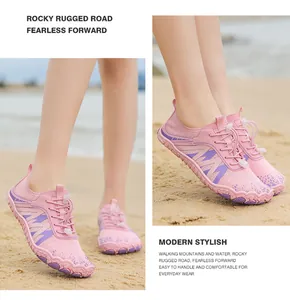 Scarpe da acqua rosa da esterno su una spiaggia, mostrate da due angolazioni