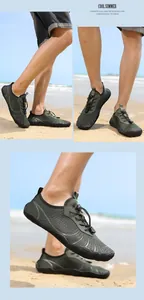 Dettaglio di scarpe da scoglio verde scuro ad asciugatura rapida sulla spiaggia