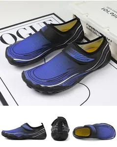 Viste laterale, posteriore e dall'alto di scarpe da scoglio blu e nere con motivi a onde.