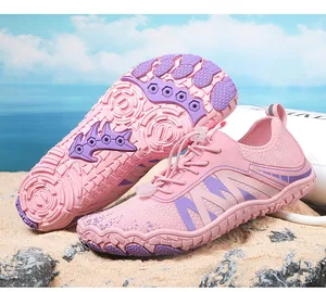 Vista dettagliata delle scarpe da scoglio rosa ad asciugatura rapida con suola in gomma antiscivolo