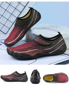 Vedute dettagliate delle scarpe da acqua rosse e nere per escursioni e nuoto.