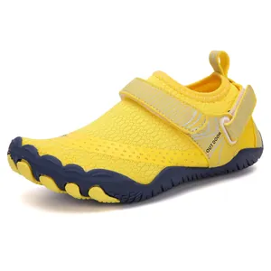 Scarpe da scoglio traspiranti per bambini per nuoto e spiaggia in un giallo vivace