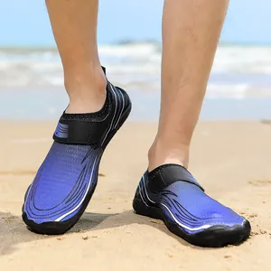 Scarpe acquatiche blu ad asciugatura rapida con motivi a onde per attività in spiaggia