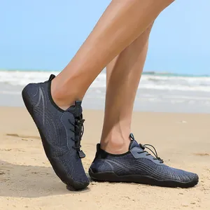 Scarpe da scoglio blu ad asciugatura rapida per la spiaggia e lo snorkeling sulla sabbia