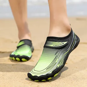 Scarpe acquatiche ad asciugatura rapida verde e nero per spiaggia e escursioni