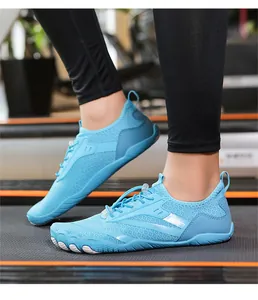 Dettaglio di scarpe da acqua azzurre traspiranti per fitness indoor e outdoor