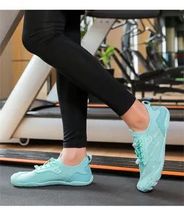 Dettaglio di scarpe da scoglio verde menta traspiranti per allenamento in palestra indoor