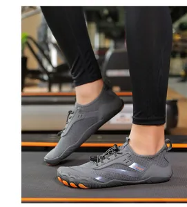 Vista ravvicinata di scarpe da wading grigie ad asciugatura rapida su un tapis roulant