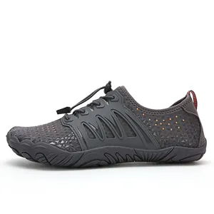 Scarpe da acqua grigio scuro ad asciugatura rapida con mesh traspirante e suola antiscivolo.