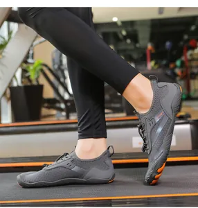 Dettaglio di scarpe da scoglio grigie traspiranti per trekking e palestra.