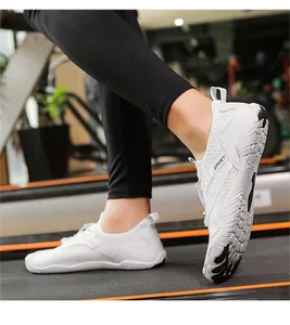 Dettaglio delle scarpe da wading a piedi nudi bianche ad asciugatura rapida per il fitness
