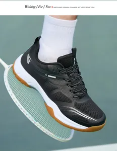 Gros plan d'une chaussure de badminton noire respirante posée sur une raquette blanche