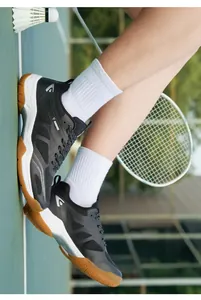 Vue rapprochée de chaussures de badminton noires professionnelles avec semelle gomme