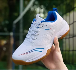 Vue détaillée d'une chaussure de badminton blanche avec maille respirante.
