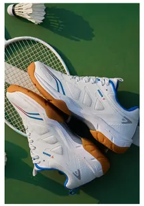 Vue latérale de chaussures de badminton blanches professionnelles sur court avec raquette.