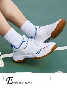 Action de baskets de badminton blanches professionnelles avec semelles en gomme