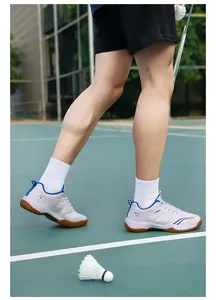 Chaussures de badminton blanches professionnelles pour hommes sur terrain vert clair