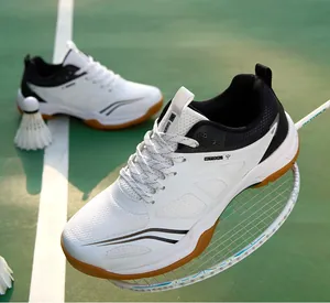 Gros plan d'une chaussure de badminton blanche sur une raquette pour l'entraînement