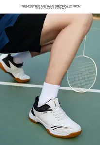 Chaussures de badminton professionnelles pour hommes avec mesh respirant sur terrain.