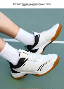 Vue détaillée de chaussures de sport d'intérieur blanc et noir avec semelle gomme.