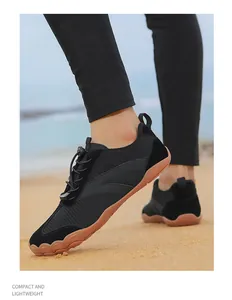 Vista detallada de zapatos de agua negros para caminar por la playa y actividades al aire libre.