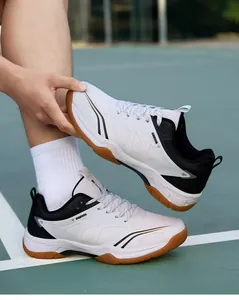 Vue détaillée de chaussures de badminton professionnelles blanches et noires sur un court