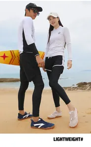 Zapatos acuáticos transpirables para hombre y mujer en una playa de arena