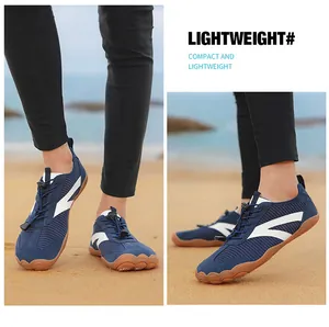 Zapatos de agua azules descalzos en playa para una comodidad ligera y compacta