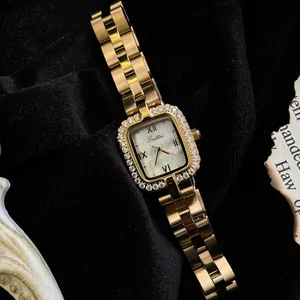 Primo piano dell'orologio quadrato da donna Scottie in oro con lunetta diamante e madreperla