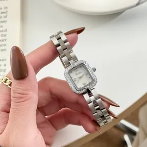 Dettaglio dell'orologio Scottie quadrato da donna con lunetta di cristalli