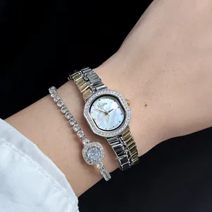 Primer plano reloj Scottie mujer cuarzo octogonal con esfera de nácar y borde de diamantes