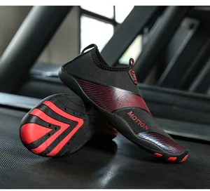 Dettaglio macro di scarpe da acqua a rapida asciugatura con suola in gomma antiscivolo e tomaia