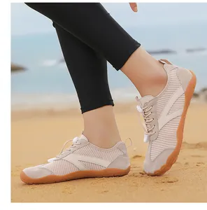 Detalle de zapatos de agua descalzos transpirables para actividades de playa en arena