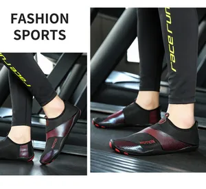 Dettaglio scarpe da scoglio traspiranti e asciugatura rapida per mare e sport outdoor.