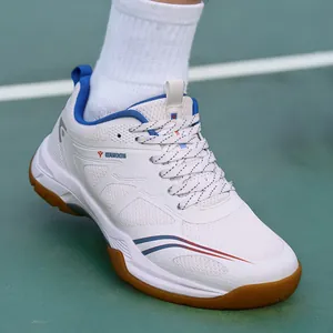 Chaussures de badminton et tennis pour hommes en blanc avec semelle en gomme.