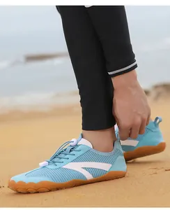 Vista detallada de zapatos de agua descalzos azules en la playa para deportes