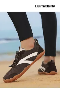 Detalle de los zapatos de agua descalzos marrones ligeros para la playa y el fitness al aire libre