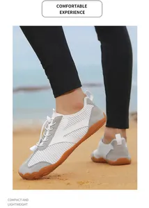 Primer plano de zapatos descalzos para agua sobre arena con suela de goma flexible