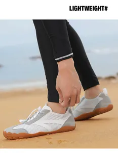 Primer plano de zapatos de agua grises ligeros en la playa con unos cordones rápidos