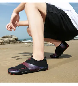 Dettaglio di scarpe da spiaggia traspiranti ad asciugatura rapida per uomo sulla sabbia
