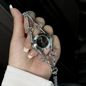 Detailansicht der Scottie Damenuhr in Silber mit hohlem Gliederarmband und schwarzem Zifferblatt