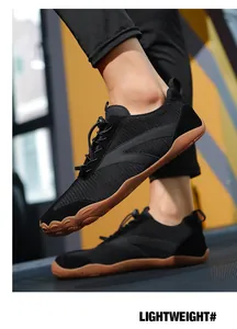 Primer plano de zapatos fitness ligeros negros tipo barefoot para senderismo y gimnasio