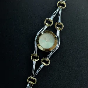 Nahaufnahme der Scottie Damenuhr mit hohlem Kettenglied-Stahlband in Silber und Gold